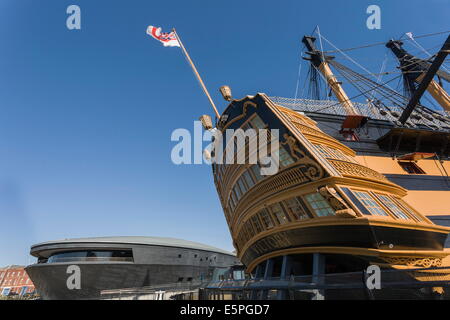 HMS Victory und der neuen Mary Rose Museum, HM Naval Base, Portsmouth Historic Dockyard, Portsmouth, Hampshire, England, UK Stockfoto