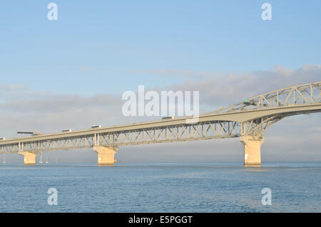 Auckland Harbour Bridge in Morgensonne Stockfoto