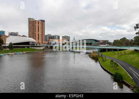 Die neue Ufer Fußgängerbrücke überspannt die malerischen River Torrens in der Innenstadt von Adelaide, South Australia. Stockfoto