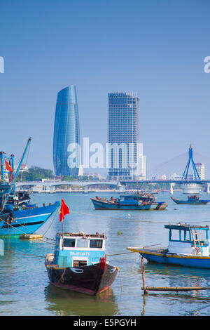 Angelboote/Fischerboote auf Song River und die Skyline der Stadt, Da Nang, Vietnam, Indochina, Südostasien, Asien Stockfoto