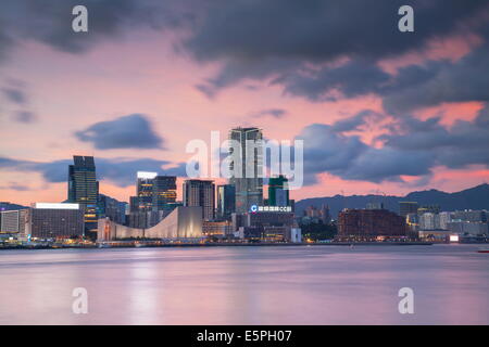 Tsim Sha Tsui Skyline bei Sonnenuntergang, Kowloon, Hong Kong, China, Asien Stockfoto