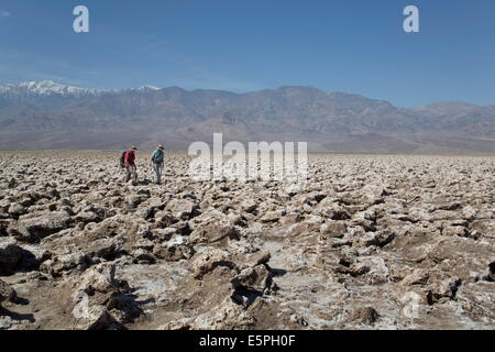 Touristen, die Inspektion der große Halit Salz Kristall-Formationen, Devils Golf Course, Death Valley Nationalpark, Kalifornien, USA Stockfoto