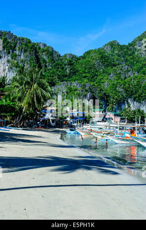 Die Bucht von El Nido mit Auslegerboote, Bacuit Archipel, Palawan, Philippinen, Südostasien, Asien Stockfoto