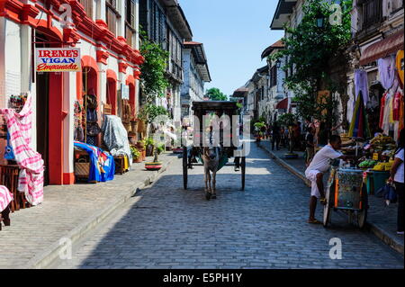 Pferdewagen fahren durch die spanische Kolonialarchitektur in Vigan, der UNESCO, nördlichen Luzon, Philippinen, Südostasien Stockfoto