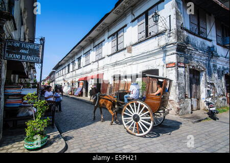 Pferdewagen fahren durch die spanische Kolonialarchitektur in Vigan, der UNESCO, nördlichen Luzon, Philippinen, Südostasien Stockfoto