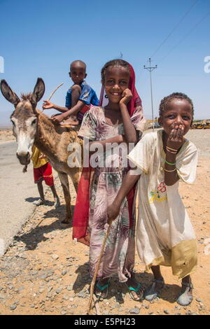 Glückliche junge Beduinen-Kinder in den Tiefländern von Eritrea, Afrika Stockfoto