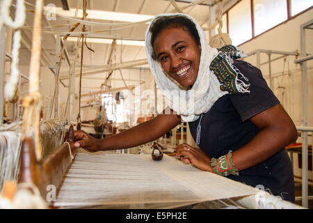 Freundliche Frau arbeitet an einer Hand Webstuhl an einem sozialen Projekt im Hochland von Eritrea, Afrika Stockfoto