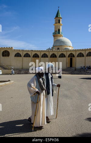 Alte Männer zu Fuß vor der großen Moschee von Keren, Eritrea, Afrika Stockfoto