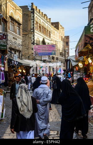 Einkaufen Gasse in der Altstadt, UNESCO-Weltkulturerbe, Sanaa, Jemen, Naher Osten Stockfoto