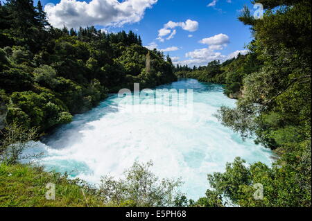 Schmale Schlucht führt in die Huka fällt auf dem Waikato River, Taupo, North Island, Neuseeland, Pazifik Stockfoto