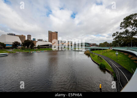 Die neue Ufer Fußgängerbrücke überspannt die malerischen River Torrens in der Innenstadt von Adelaide, South Australia. Stockfoto