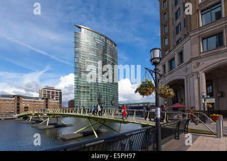 Eine Brücke über den North Quay mit London Marriott Hotel befindet sich hinter, Canary Wharf, Docklands, London, England, Vereinigtes Königreich Stockfoto