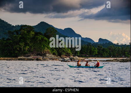 Ausleger Kreuzfahrt auf den Gewässern in der Nähe von Puerto Princesa underground River, Palawan, Philippinen, Südostasien, Asien Stockfoto