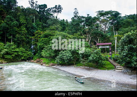 Bohorok Fluss vor dem Bukit Lawang Orang Utan Rehabilitation Station, Sumatra, Indonesien, Südostasien, Asien Stockfoto