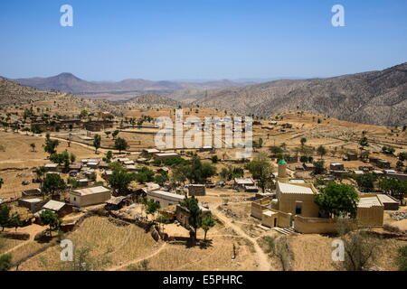 Blick über ein kleines Dorf entlang der Straße von Massawa nach Asmara, Eritrea, Afrika Stockfoto