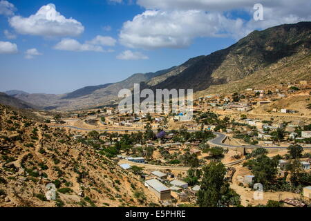 Die Stadt Nefasi unterhalb des Klosters Debre Bizen entlang der Straße von Massawa nach Asmara, Eritrea, Afrika Stockfoto