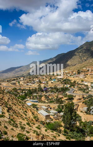 Die Stadt Nefasi unterhalb des Klosters Debre Bizen entlang der Straße von Massawa nach Asmara, Eritrea, Afrika Stockfoto