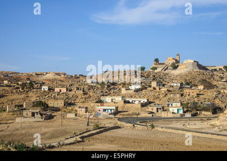 Kleine Kirche auf einem Hügel entlang der Straße von Asmara nach Qohaito, Eritrea, Afrika Stockfoto