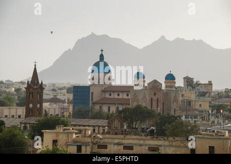 Blick über die Stadt von Keren und die Kirche des Heiligen Antonius in der Mitte, im Hochland von Eritrea, Afrika Stockfoto