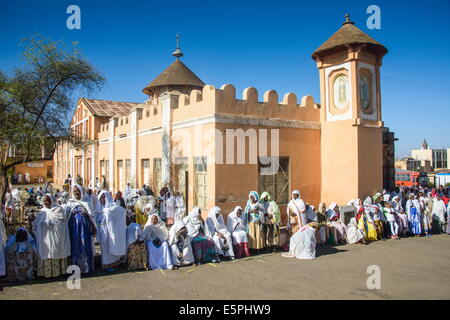 Orthodoxe Frauen beten an der Osterfeier, koptischen Kathedrale von t ...