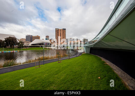 Die neue Ufer Fußgängerbrücke überspannt die malerischen River Torrens in der Innenstadt von Adelaide, South Australia. Stockfoto