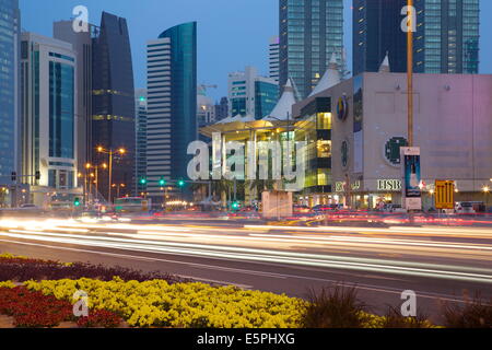 Zeitgenössische Architektur und Verkehr in der Abenddämmerung in der Stadt-Zentrum, Doha, Katar, Nahost Stockfoto