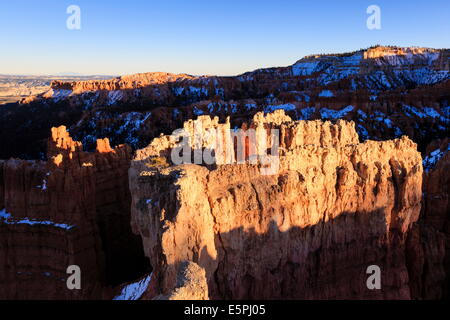 Felsen beleuchtet durch die späte Nachmittagssonne mit Schnee, vom Sunset Point, Bryce-Canyon-Nationalpark, Utah, Vereinigte Staaten von Amerika Stockfoto