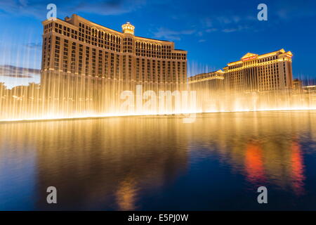 Bellagio und Caesars Palace Reflexionen in der Abenddämmerung mit Brunnen, Strip, Las Vegas, Nevada, Vereinigte Staaten von Amerika Stockfoto
