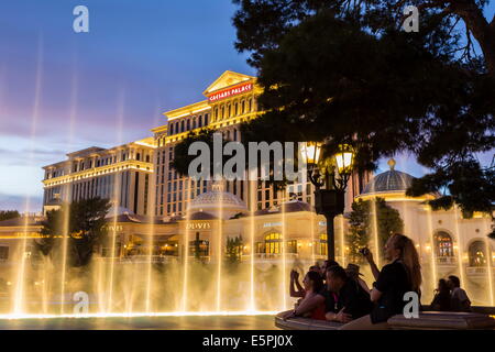 Beobachten die Bellagio Fontänen in der Abenddämmerung, Strip, Las Vegas, Nevada, Vereinigte Staaten von Amerika, Nordamerika Stockfoto