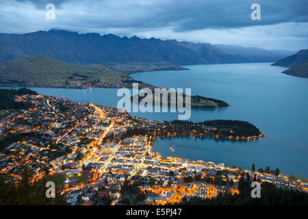 Blick über Queenstown mit Lake Wakatipu und die Remarkables, Queenstown, Otago, Südinsel, Neuseeland, Pazifik Stockfoto