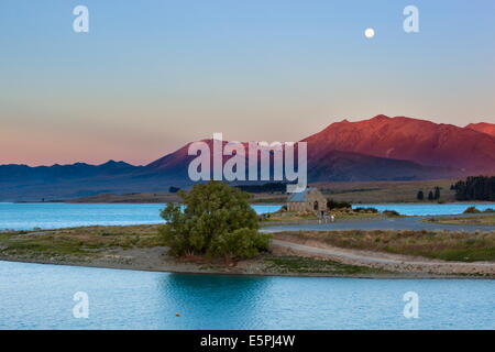 Kirche des guten Hirten bei Sonnenuntergang, Lake Tekapo, Region Canterbury, Südinsel, Neuseeland, Pazifik Stockfoto