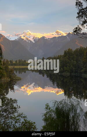 Lake Matheson mit Mount Cook und Mount Tasman, West Coast, Südinsel, Neuseeland, Pazifik Stockfoto