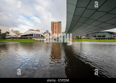 Die neue Ufer Fußgängerbrücke überspannt die malerischen River Torrens in der Innenstadt von Adelaide, South Australia. Stockfoto