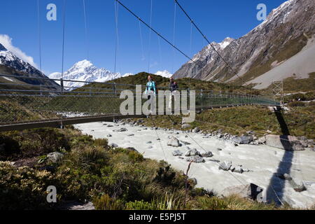 Schwingen Sie-Brücke in Hooker Valley, Mount Cook Nationalpark, der UNESCO, Region Canterbury, Südinsel, Neuseeland Stockfoto