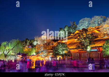 Farbig beleuchtete traditioneller Architektur und Bäume in der Altstadt von Lijiang, der UNESCO, Yunnan Provinz, China Stockfoto