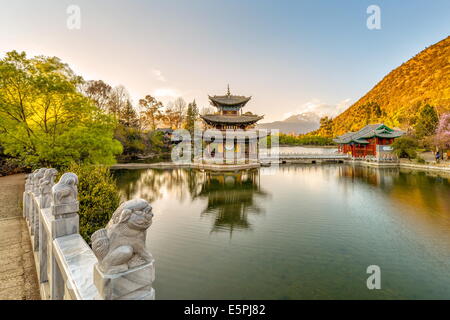 Mond umarmen Pagode (Deyue-Pavillon), wie gesehen von der Suocui Brücke in Jade Spring Park, Lijiang, Yunnan Provinz, China, Asien Stockfoto