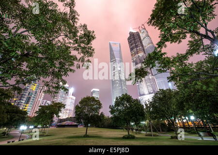 Lujiazui Central Park mit Jin Mao Tower, Shanghai World Financial Center und Shanghai Tower bei Nacht, Shanghai, China Stockfoto