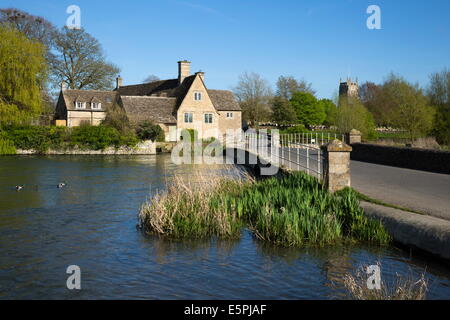 Waiten Hill Farm Cottages am Fluss Coln, Fairford, Cotswolds, Gloucestershire, England, Vereinigtes Königreich, Europa Stockfoto