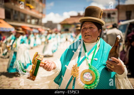 Tänzer in Tracht, Fiesta De La Virgen De La Candelaria, Copacabana, Titicacasee, Bolivien, Südamerika Stockfoto