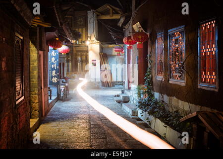 Lichtspur in einer Gasse in der Nacht in Lijiang Altstadt, UNESCO-Weltkulturerbe, Lijiang, Yunnan, China, Asien Stockfoto