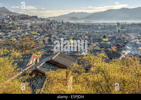 Ein Blick über die Altstadt von Lijiang (Dayan), der UNESCO und den Dächern an einem klaren Morgen, Lijiang, Yunnan, China Stockfoto