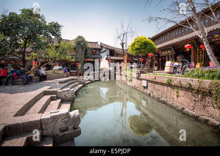 Creek auf quadratischen Markt in Lijiang, Yunnan, China, Asien Stockfoto