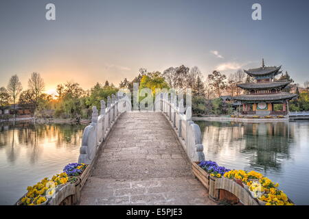 Suocui Brücke mit Mond umarmen Pagode am Heilongtan (Black Dragon Pool) in Lijiang, Yunnan, China, Asien Stockfoto