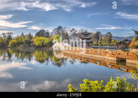 Mond umarmen Pagode mit Suocui Brücke in Lijiang, Yunnan, China, Asien Stockfoto