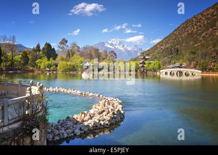 Heilongtan (Black Dragon Pool) mit Pool, Pagoden, weiße Marmorbrücke und Bergkulisse, Lijiang, Yunnan, China, Asien Stockfoto