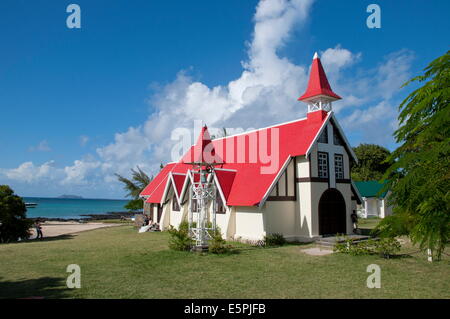 Ein frisch vermählte Paar posieren für Fotos außerhalb der rote überdachte Kirche am Cap Malheureux an der nordwestlichen Küste von Mauritius Stockfoto