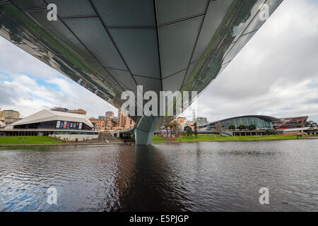 Die neue Ufer Fußgängerbrücke überspannt die malerischen River Torrens in der Innenstadt von Adelaide, South Australia. Stockfoto