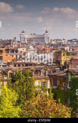 Die Dächer von Rom mit Il Vittoriano Vittorio Emanuelein Hintergrund, Rom, Latium, Italien Stockfoto