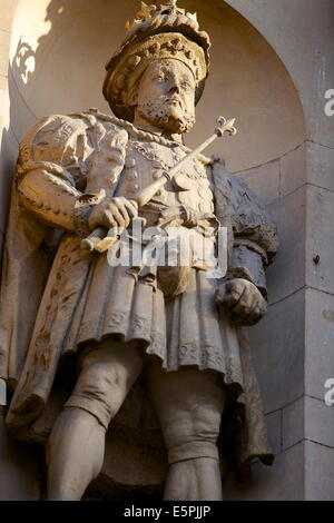 Henry VIII-Statue am Torhaus St. Bartholomew Hospital (Bart) in West Smithfield, London, England, Vereinigtes Königreich Stockfoto