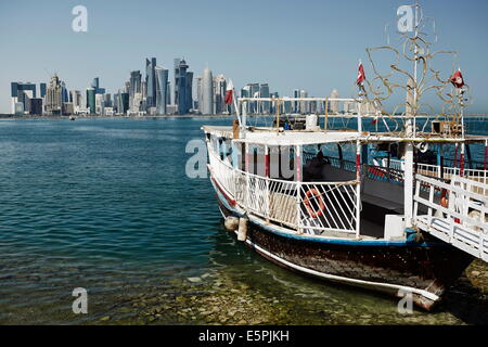 Die Innenstadt von Doha mit seiner beeindruckenden Skyline der Wolkenkratzer mit authentischen Dhaus in der Bucht, Doha, Katar, Nahost Stockfoto